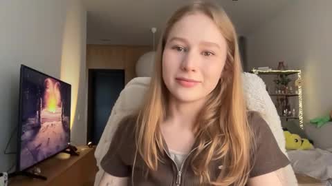 Snapshot of whoisalisa chatting on 09.19.25 Alisa online show from 09.19.25