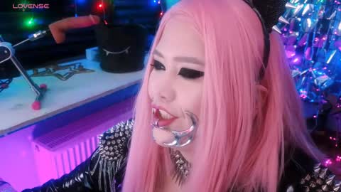 Snapshot of wickedxqueen chatting on 02.08.25 Laura online show from 02.08.25