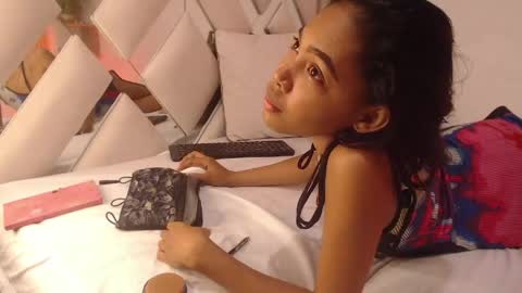 Snapshot of willow_smitt_ chatting on 04.23.26 luna online show from 04.23.26