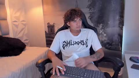 Snapshot of wilo__x chatting on 02.18.25 wilo__x online show from 02.18.25