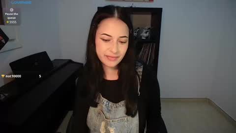 Snapshot of windy_butterfly chatting on 10.13.25 Sara online show from 10.13.25