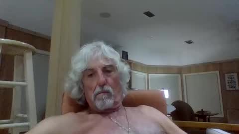 Snapshot of winedog2020 chatting on 05.10.26 Gundja Man online show from 05.10.26