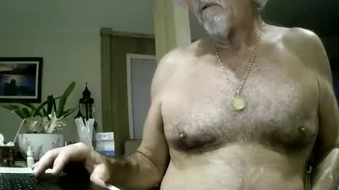 Snapshot of winedog2020 chatting on 06.02.26 Gundja Man online show from 06.02.26