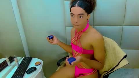 Snapshot of winnybarness chatting on 10.25.25 WinnyBarness online show from 10.25.25