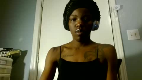 Snapshot of wishhwashy22 chatting on 02.21.25 Chanel online show from 02.21.25