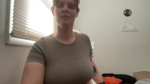 Snapshot of wldntulik2no chatting on 01.09.25 Moth online show from 01.09.25