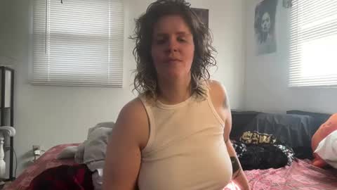 Snapshot of wldntulik2no chatting on 02.04.25 Moth online show from 02.04.25