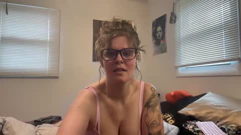 Snapshot of wldntulik2no chatting on 02.06.25 Moth online show from 02.06.25