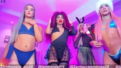 Snapshot of wonderoficial chatting on 12.04.24 wonderoficial online show from 12.04.24