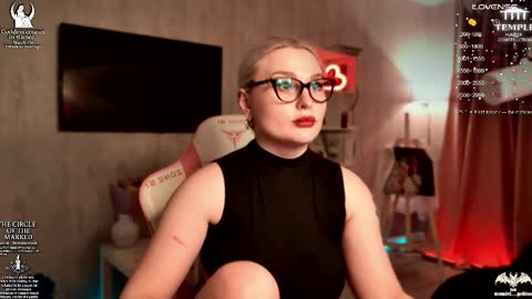 Snapshot of wounded_goddess chatting on 11.22.25 Goddess Sophy online show from 11.22.25