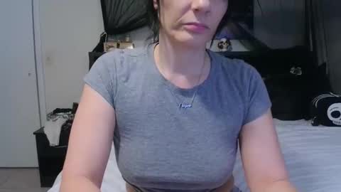 Snapshot of wrenleigh chatting on 04.29.26 Crystal Lake online show from 04.29.26
