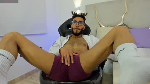 Snapshot of xander_tay chatting on 12.11.24 ISSANDER online show from 12.11.24