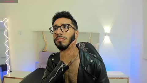 Snapshot of xander_tay chatting on 12.19.24 ISSANDER online show from 12.19.24