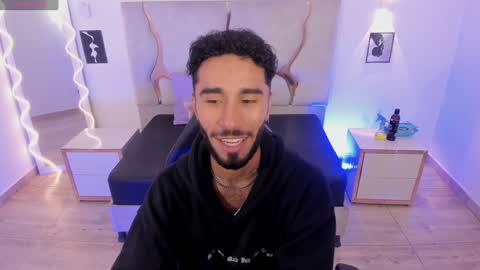 Snapshot of xander_tay chatting on 02.08.25 ISSANDER online show from 02.08.25