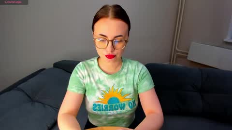 Snapshot of xapka_lapka chatting on 05.17.26 Alice online show from 05.17.26