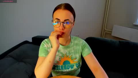 Snapshot of xapka_lapka chatting on 05.18.26 Alice online show from 05.18.26