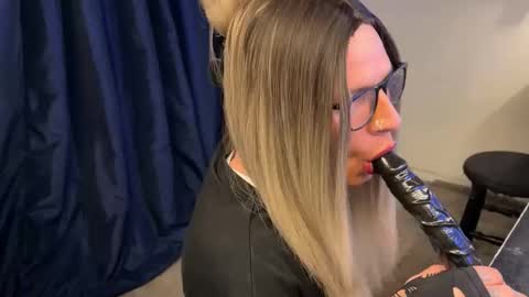 xdresserwithass online show from 11.28.25