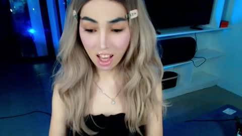 Snapshot of xdropgorgeous_onlyamira chatting on 10.13.25 Hello ur lovely AMIRA online show from 10.13.25