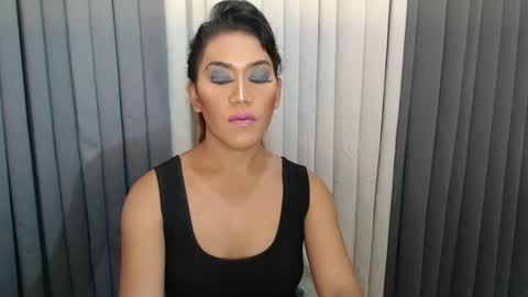 GWEN THOMPSON .......   online show from 01.01.25