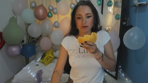 Snapshot of ximena_sm chatting on 01.22.25 Ximena online show from 01.22.25