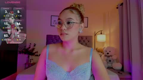 Snapshot of ximena_sotto1 chatting on 05.15.26 camila online show from 05.15.26