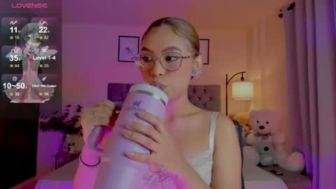 Snapshot of ximena_sotto1 chatting on 05.21.26 camila online show from 05.21.26