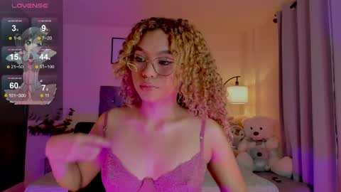 Snapshot of ximena_sotto1 chatting on 05.26.26 camila online show from 05.26.26