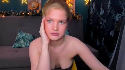 Snapshot of xloe_queen chatting on 12.19.24 Chloe online show from 12.19.24