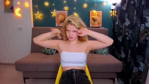 Snapshot of xloe_queen chatting on 02.02.25 Chloe online show from 02.02.25
