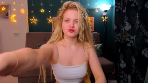 Snapshot of xloe_queen chatting on 02.07.25 Chloe online show from 02.07.25