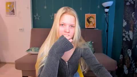 Snapshot of xloe_queen chatting on 02.10.25 Chloe online show from 02.10.25