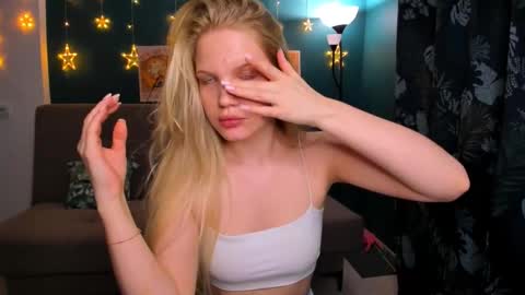 Snapshot of xloe_queen chatting on 02.21.25 Chloe online show from 02.21.25