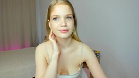 Snapshot of xloe_queen chatting on 04.21.26 Chloe online show from 04.21.26