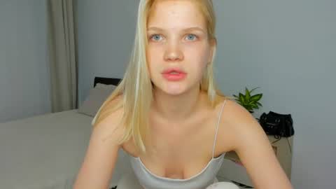Snapshot of xloe_queen chatting on 06.23.26 Chloe online show from 06.23.26