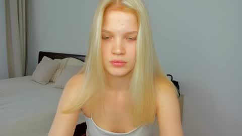 Snapshot of xloe_queen chatting on 06.24.26 Chloe online show from 06.24.26