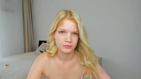 Snapshot of xloe_queen chatting on 07.23.26 Chloe online show from 07.23.26