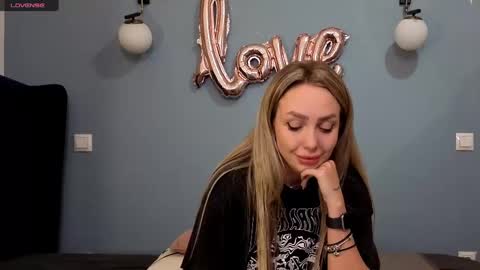 Snapshot of xsexycouples chatting on 02.25.25 AnnaMaee online show from 02.25.25