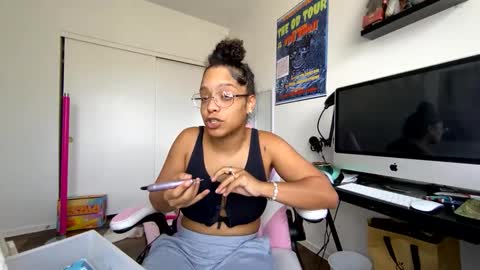 Snapshot of xstargazingx chatting on 09.19.25 xStarGazingx online show from 09.19.25