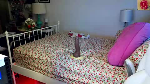 Strawberry Jane online show from 05.12.26