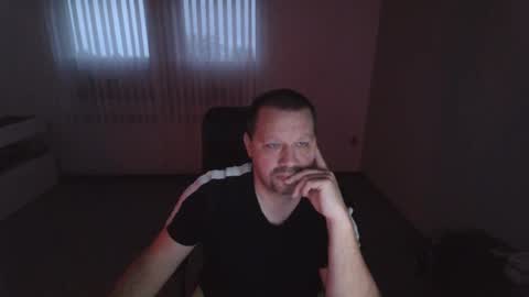 Snapshot of xxstrikerxx chatting on 12.11.24 Eddi online show from 12.11.24