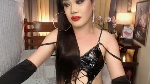 Snapshot of xxxmiss_cathyxxx chatting on 04.19.26 QUEENCY online show from 04.19.26