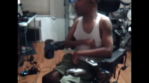 Snapshot of xxxonwheelz chatting on 09.28.25 xxxonwheelz online show from 09.28.25