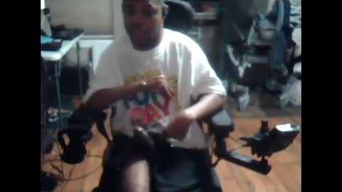 Snapshot of xxxonwheelz chatting on 10.04.25 xxxonwheelz online show from 10.04.25