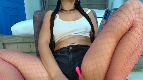 Snapshot of xxxvibesxo chatting on 02.04.25 Lil Luna online show from 02.04.25