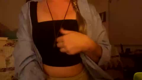 Snapshot of yagirlpeachezzz chatting on 11.24.25 yagirlpeachezzz online show from 11.24.25
