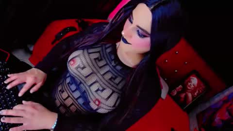 Snapshot of yarethrousss chatting on 01.15.26 yarethrousss online show from 01.15.26