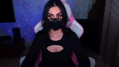 Snapshot of yasmina___ chatting on 12.17.25 yasmina online show from 12.17.25