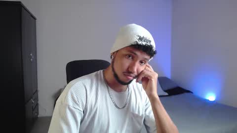 Snapshot of yeff_stone chatting on 10.10.25 yeff online show from 10.10.25