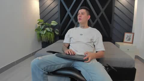 Snapshot of yeiko_romero_ chatting on 12.20.24 YEIKO ROMERO online show from 12.20.24