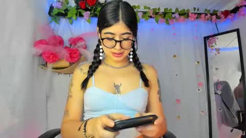 Snapshot of yelina_mh chatting on 12.04.25 YELINA online show from 12.04.25